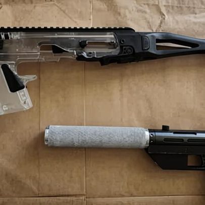 Seis acusados após polícia encontrar homem e menor com armas no táxi de Sydney