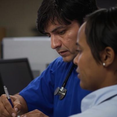 Médicos estrangeiros evitam NHS por retórica anti-imigração, afirma líder médico