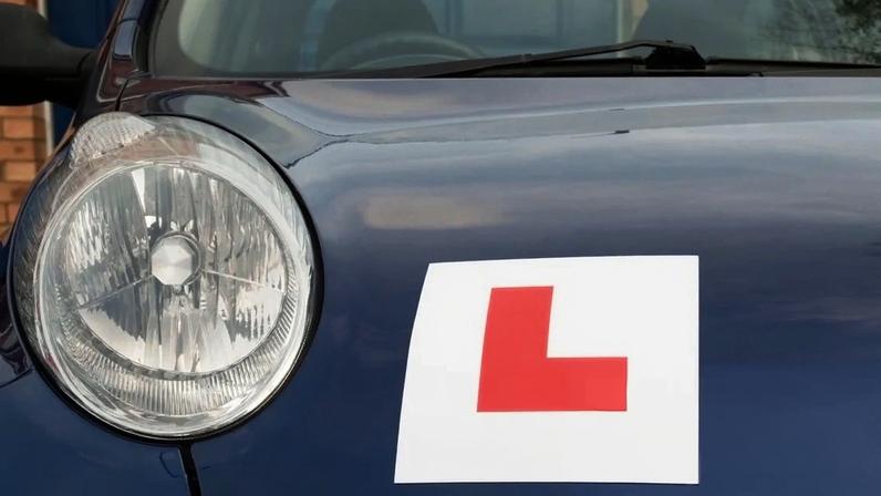 Espera de exame de direção de sete semanas no Reino Unido deve atrasar até 2027