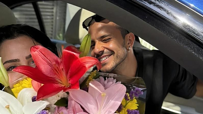 Com direito a buquê, Jade Picon assume namoro com ator de 'Os Donos do Jogo' e 'Elite'; Maisa e mais famosos reagem