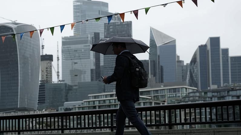 Median pay for FTSE 100 chief executives jumped 11% to £6.5m last year, according to data from Institutional Shareholder Services.