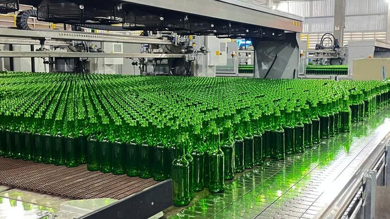 Ambev inaugura fábrica de vidro de R$ 1 bi no Paraná com foco em cerveja premium | Nova fábrica para a produção de garrafas de vidro da Ambev, em Carambeí, no Paraná (Sérgio Ripardo/Bloomberg Línea)