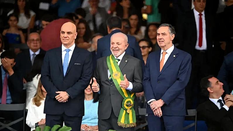 Presidente Lula e os ministros do STF, Alexandre de Moraes e Luís Roberto Barroso. (Foto: Ton Molina/STF)
