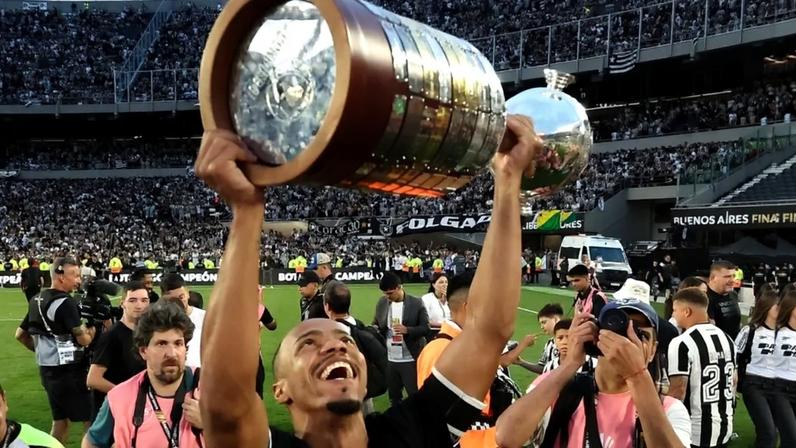Marlon Freitas, do Botafogo, com o troféu da Libertadores (Foto: Vítor Silva/Botafogo)