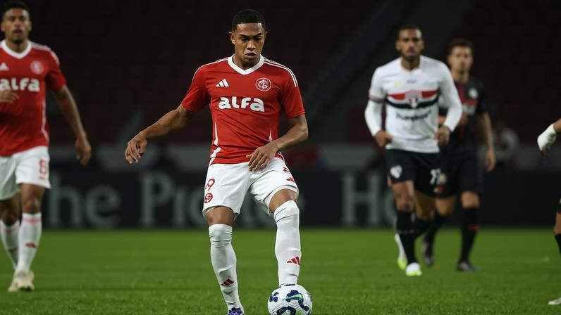 Luis Otávio, do Internacional, em jogo contra o São Paulo (Foto: Ricardo Duarte/SC Internacional)