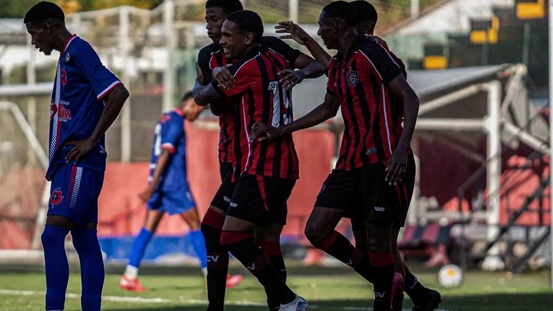 Jogadores do sub-20 do Vitória comemoram gol contra o Americano (Foto: Karla Porto / EC Vitória)