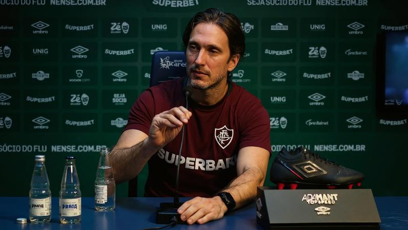 Zubeldía em coletiva pelo Fluminense (FOTO: LUCAS MERÇON / FLUMINENSE F.C.)