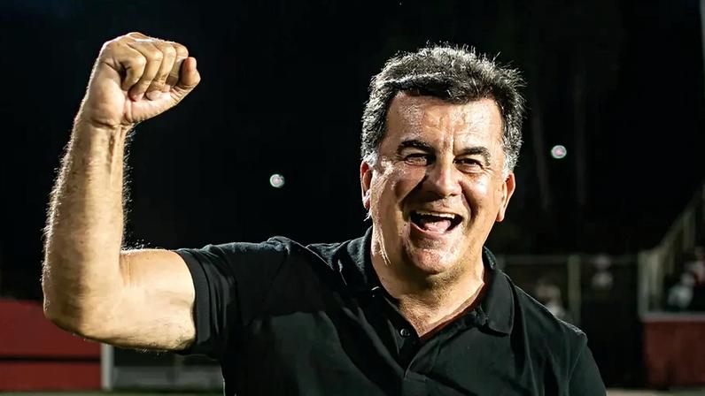 Fábio Mota comemora vitória no Barradão (Foto: Victor Ferreira / EC Vitória)