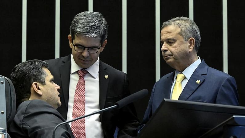 Presidente do Senado, Davi Alcolumbre, e os líderes do governo, Randolfe Rodrigues, e da oposição, Rogério Marinho. (Foto: Carlos Moura/Agência Senado)