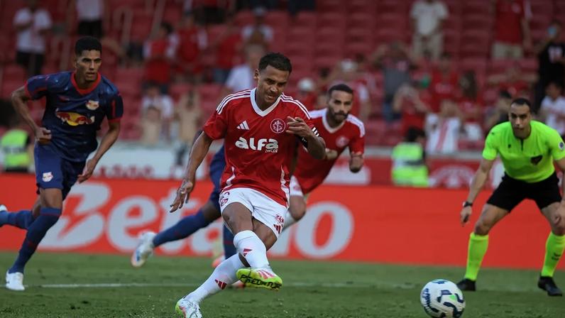 Alan Patrick cobra pênalti e marca o último dos seus 21 gols do ano (Foto: Ricardo Duarte/SC Internacional)