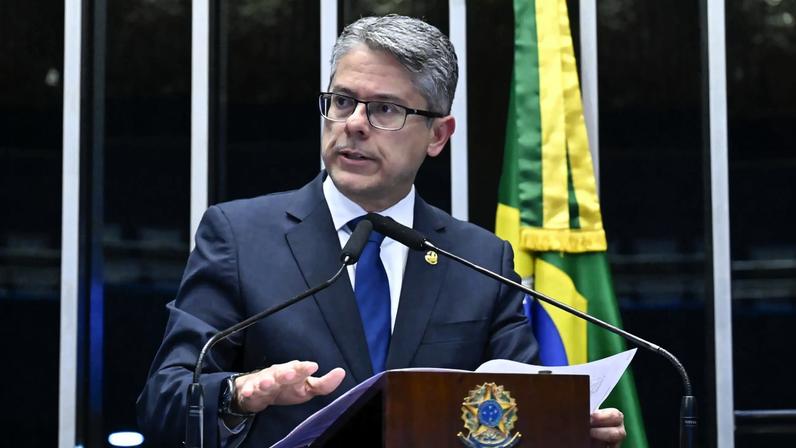 À tribuna, em discurso, senador Alessandro Vieira (MDB-SE). (Foto: Waldemir Barreto / Agência Senado)
