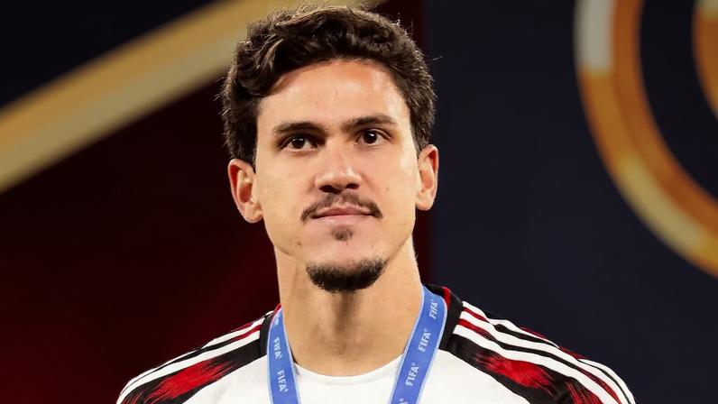 Pedro recebe medalha depois do Flamengo vencer o Dérbi das Américas (Foto: Adriano Fontes/Flamengo)