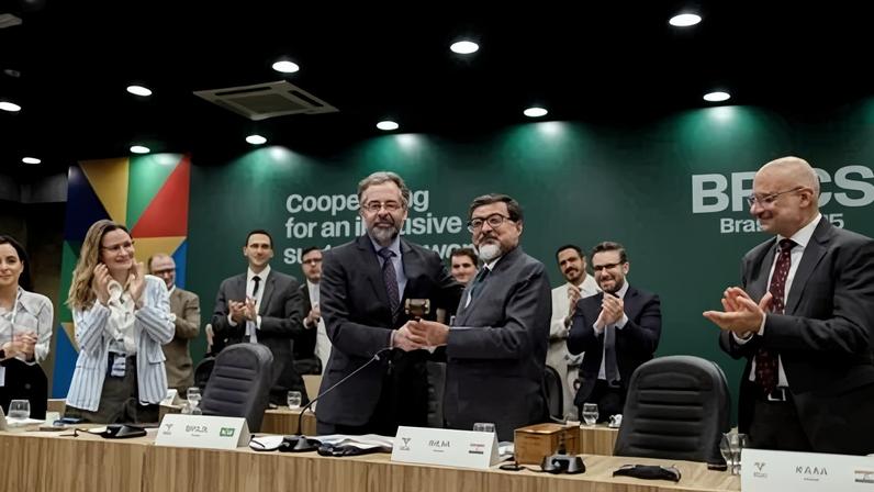 O sherpa do Brasil, embaixador Mauricio Lyrio, transferiu formalmente a presidência do Brics ao sherpa da Índia, embaixador Sudhakar Dalela. Foto: Isabela Castilho/Brics