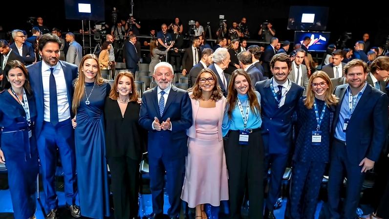 Filhas de Silvio Santos posaram com autoridades em evento do SBT na sexta. (Foto: Ricardo Stuckert / Presidência da República)