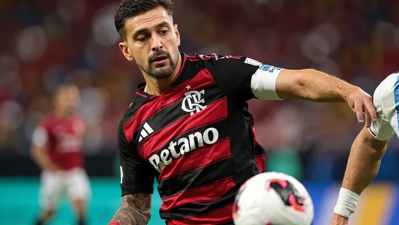Giorgian De Arrascaeta em campo na partida contra o Pyramids (Foto: Gilvan de Souza/Flamengo)