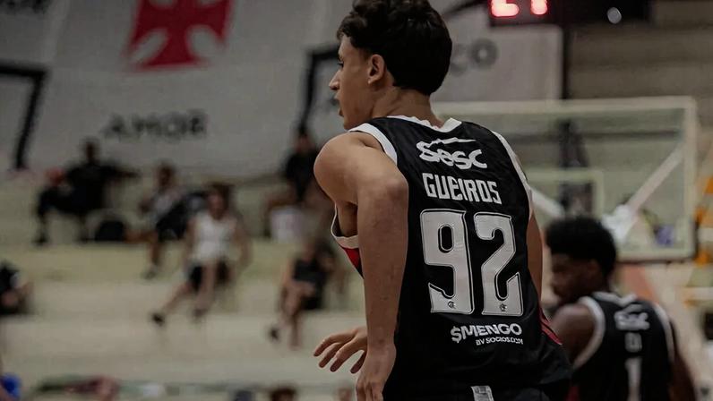 Matheus Gueiros foi um dos destaques do Flamengo na vitória sobre o Vasco no NBB (Foto: Paula Reis / Flamengo)