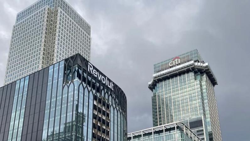 Plano de celular por US$ 16 por mês: Revolut entra na telefonia móvel no Reino Unido | Vista da nova sede da Revolut em Canary Wharf, novo centro financeiro de Londres (Foto: Bloomberg Línea)