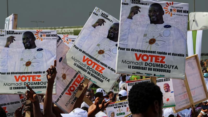 Supporters of Guinean leader and presidential candidate Mamadi Doumbouya take part in his final campaign rally in Conakry