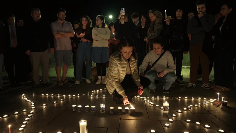 Dos mujeres se abrazan durante el homenaje a las víctimas del atentado antisemita de Sídney, este domingo en Tel Aviv.