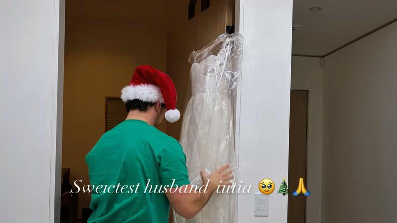 Miles Teller recria vestido de noiva destruído em incêndio e dá de Natal para a esposa — Foto: Reprodução/ Instagram