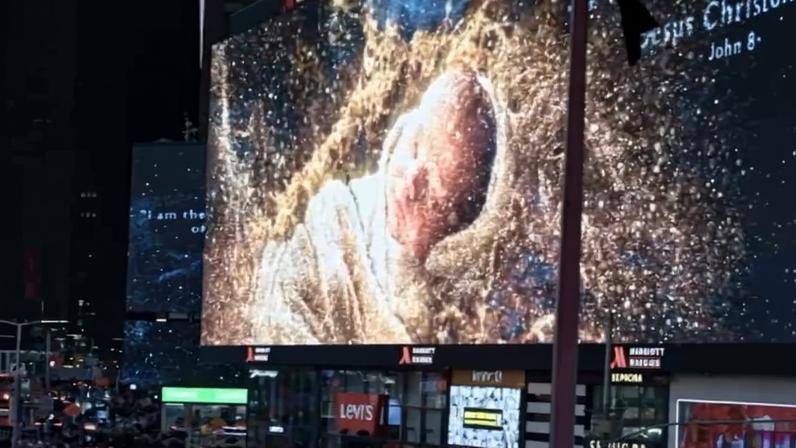 O espetáculo chamou a atenção de muitas pessoas na Times Square. (Foto: Reprodução/Instagram/Church of Jesus Christ).