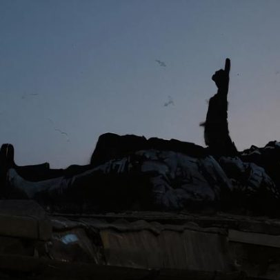 Obra de Banksy Christmas Kids mostra crianças olhando para as estrelas