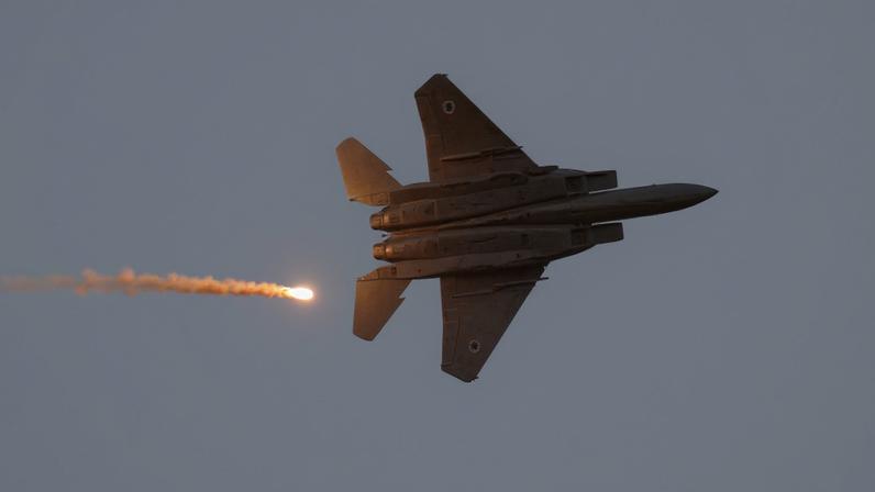 An F-15 jet releases a flare as it flies over Gaza, as seen from the Israeli side of the Israel-Gaza border, July 20, 2025. REUTERS/Amir Cohen