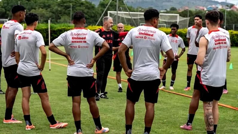 Pablo Fernández comanda treino no CT Morada dos Quero-Queros (Foto: Lucas Costa/SC Internacional)