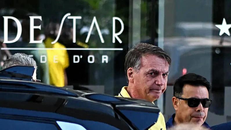 Em novo boletim, médicos relatam ajustes no pós-operatório para evitar trombose e conter soluços de Bolsonaro. (Foto: Andre Borges/EFE)