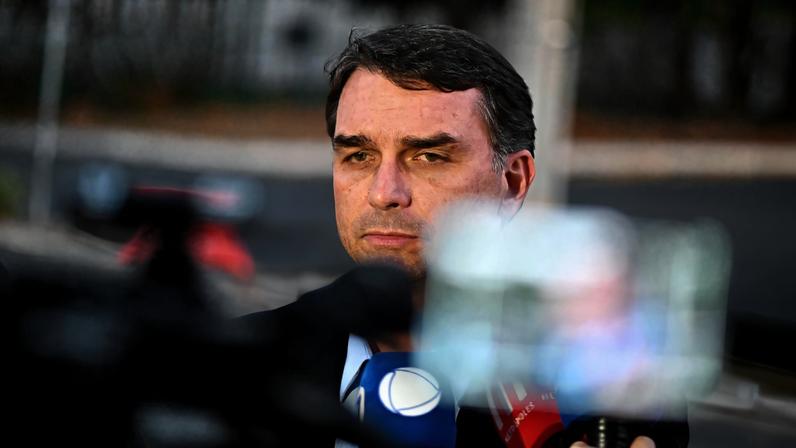 Flávio Bolsonaro disse estar feliz com fim da Magnitsky sobre Moraes. (Foto: Andre Borges / (EPA) EFE)