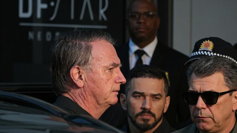 Urgência: Bolsonaro, na entrada do DF Star durante internação de emergência. Defesa do ex-presidente quer internação na véspera e cirurgia no dia de natal. (Foto: Andre Borges/EFE)