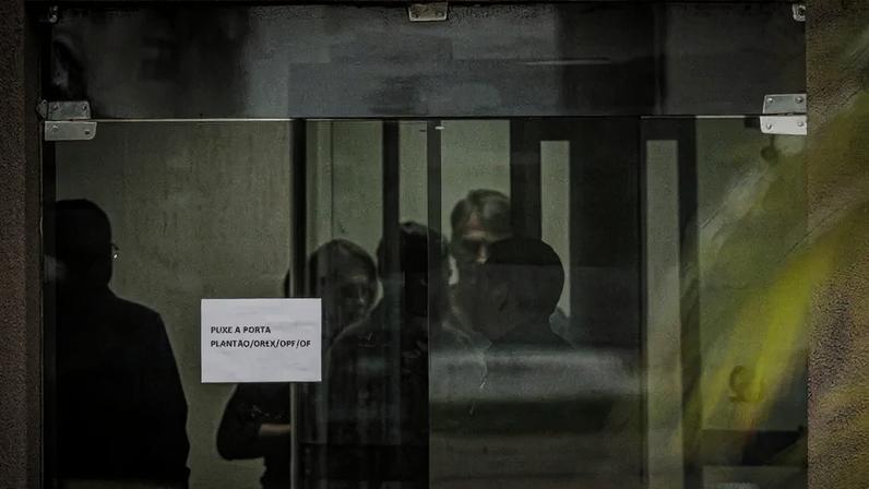 Caso a caso: Bolsonaro leva Michelle à porta da PF após visita. Moraes negou ao ex-presidente possibilidade de pedido de visitas diretamente à Superintendência onde está preso. (Foto: Isaac Fontana/EFE)