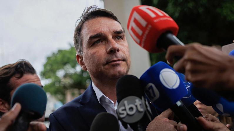 Flávio Bolsonaro afirma importância de Tarcísio à sua candidatura. (Foto: Isaac Fontana / (EPA) EFE)