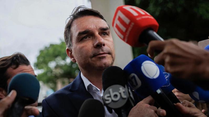 Flávio Bolsonaro afirma importância de Tarcísio à sua candidatura. (Foto: Isaac Fontana / (EPA) EFE)