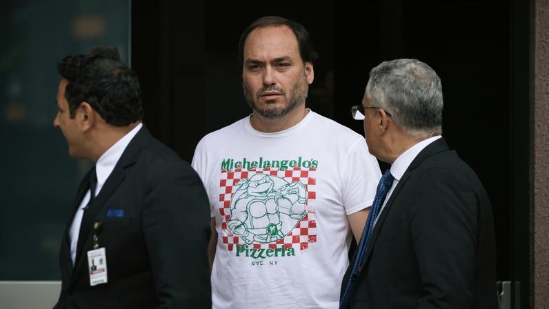 Carlos Bolsonaro anunciou renúncia ao cargo de vereador para concorrer ao senado por Santa Catarina. (Foto: Isaac Fontana/EFE)