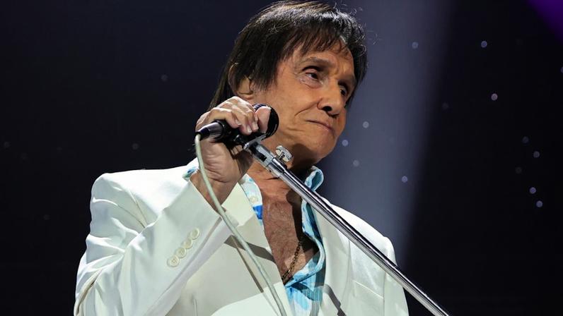 Roberto Carlos sofre acidente de carro em gravação de especial da TV Globo e vai parar no hospital. Saiba os primeiros detalhes