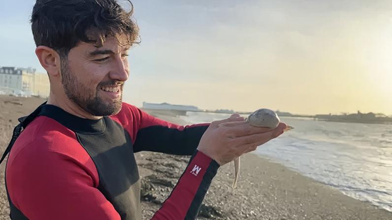 Resgatista de filhotes de tubarão salva vidas em seu viveiro