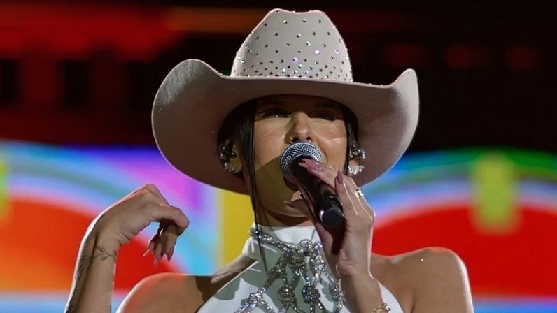 Ana Castela em seu primeiro show após anunciar o fim do namoro de dois meses com Zé Felipe nesta segunda-feira (29). Especula-se que uma fala de teor machista do cantor pode ter contribuído para a separação, mais uma a atingir o mundo dos famosos em 2025.