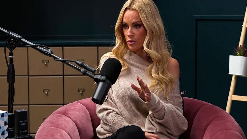 Jenny McCarthy revelou que passou por um despertar após a tragédia. (Foto: Reprodução/YouTube/Culture Apothecary).