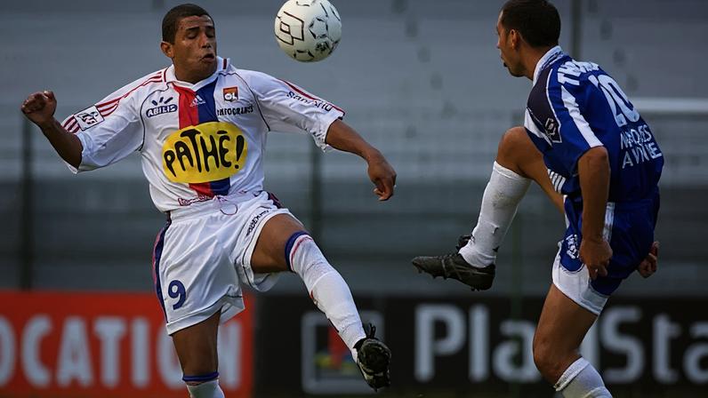 Sonny Anderson em sua passagem pelo Lyon, onde se tornou ídolo e artilheiro. (OLIVIER MORIN / AFP)