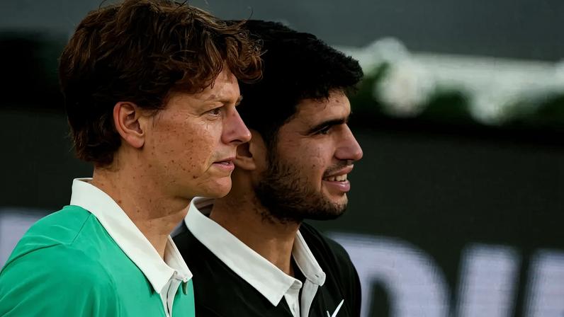 Alcaraz e Sinner com seus respectivos prêmios de Roland Garros (Foto: Dimitar DILKOFF / AFP)
