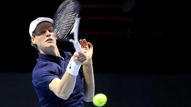 O italiano Jannik Sinner na vitória sobre o sérvio Novak Djokovic (Foto: Fayez NURELDINE / AFP)