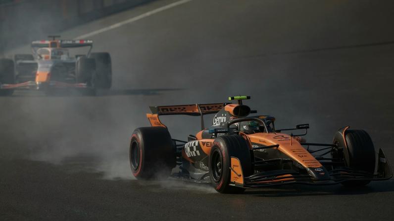 Britânico Lando Norris seguido pelo francês Isack Hadjar na classificação para o GP de Las Vegas de Fórmula 1 (Foto: Frederic J. Brown / AFP)