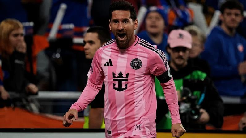 Lionel Messi reage durante partida pelo Inter Miami, válida pela MLS (Foto: Jeff Dean/AFP)