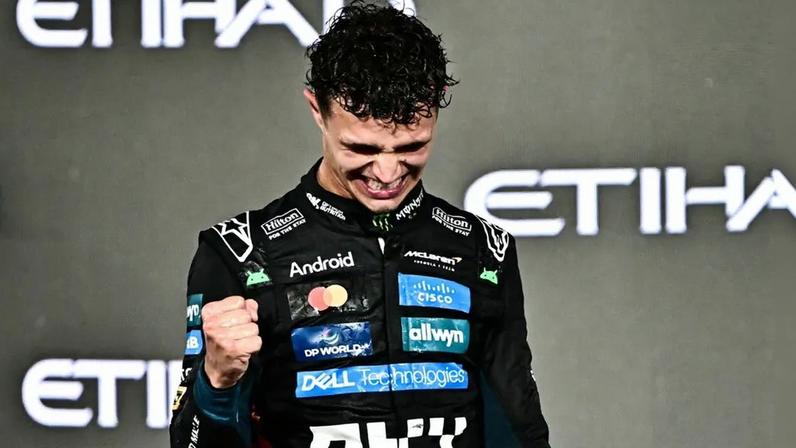 O britânico Lando Norris comemora o título da temporada da Fórmula 1 (Foto: Giuseppe CACACE / AFP)