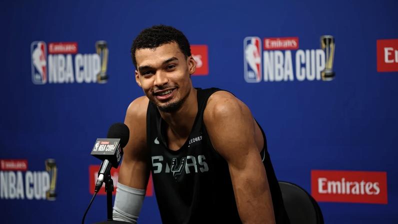Victor Wembanyama na coletiva da Copa NBA (Foto: David L. Nemec / NBAE / Getty Images / Getty Images via AFP)