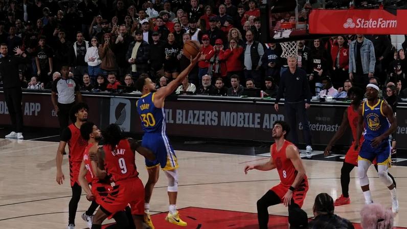 Stephen Curry, camisa 30 do Golden State Warriors, avança para a cesta durante o jogo contra o Portland Trail Blazers (Foto: Cameron Browne/NBAE via Getty Images/AFP)