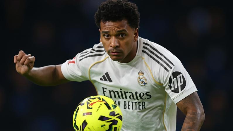 Rodrygo na partida entre Real Madrid e Sevilla (Foto: Oscar DEL POZO / AFP)