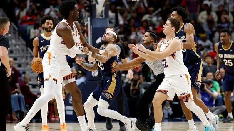 Jose Alvarado (de branco) e Mark Williams (azul) em briga durante New Orleans Pelicans x Phoenix Suns (Foto: Tyler Kaufman / GETTY IMAGES NORTH AMERICA / Getty Images via AFP)