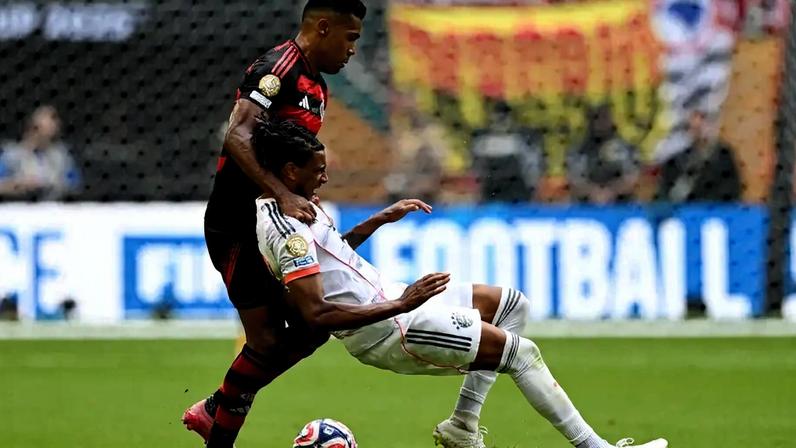 Alex Sandro e Michael Olise disputam a bola durante a partida das oitavas de final do Mundial de Clubes de 2025 entre Flamengo e Bayern de Munique (Foto: Chandan Khanna / AFP)